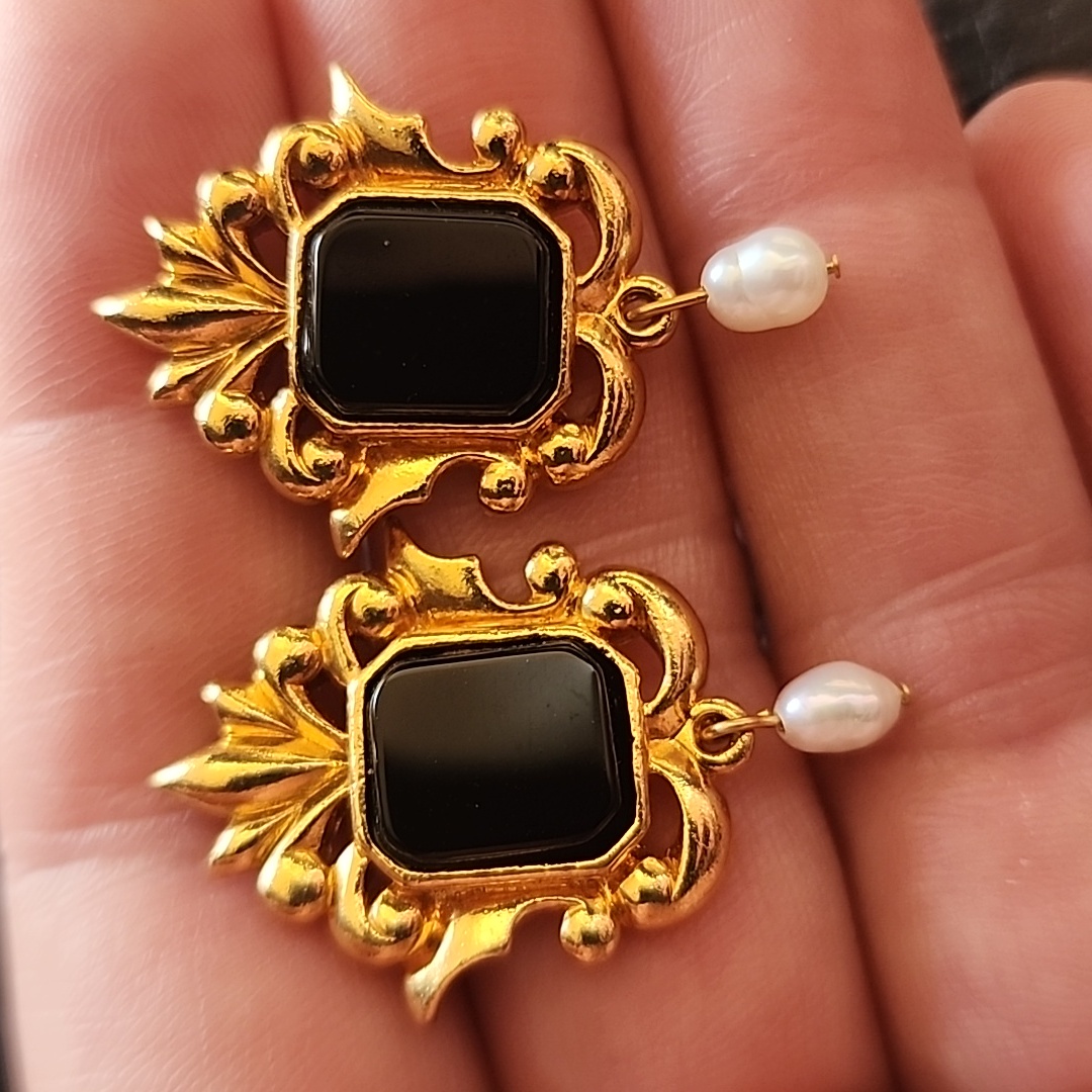 Avon Earrings 18$